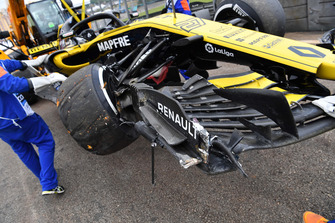 La monoposto di Nico Hulkenberg, Renault Sport F1 Team R.S. 18 viene recuperata dopo l'incidente nelle FP2