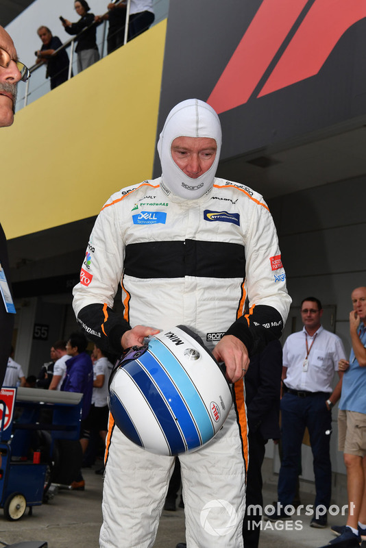 Mika Häkkinen pilote la McLaren MP4/13 à Suzuka
