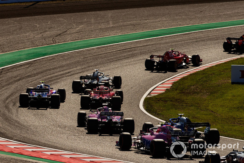 Max Verstappen, Red Bull Racing RB14, leads Kimi Raikkonen, Ferrari SF71H, Romain Grosjean, Haas F1 Team VF-18, Sebastian Vettel, Ferrari SF71H, Pierre Gasly, Scuderia Toro Rosso STR13, and Brendon Hartley, Toro Rosso STR13, at the start