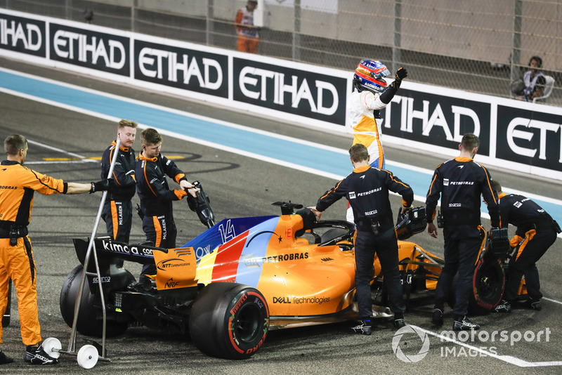 Fernando Alonso, McLaren MCL33, salue les fans