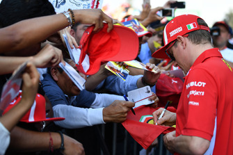 Kimi Raikkonen, Ferrari signs autographs for the fans