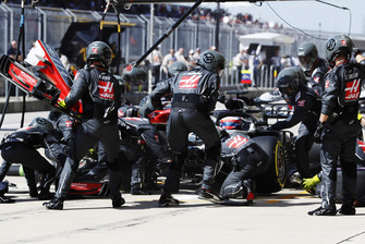 Romain Grosjean, Haas F1 Team VF-18, dans les stands