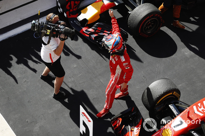 Kimi Raikkonen, Ferrari SF71H, celebra después de ganar la carrera