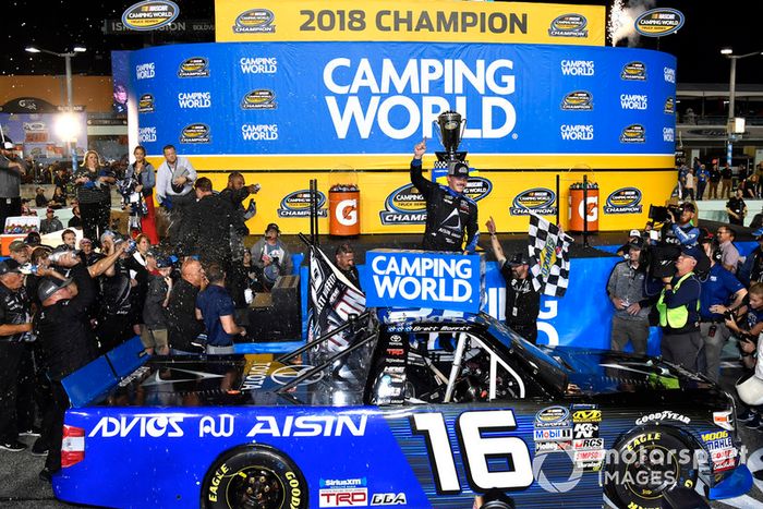 Ganador Brett Moffitt, Hattori Racing Enterprises, Toyota Tundra AISIN Group celebra