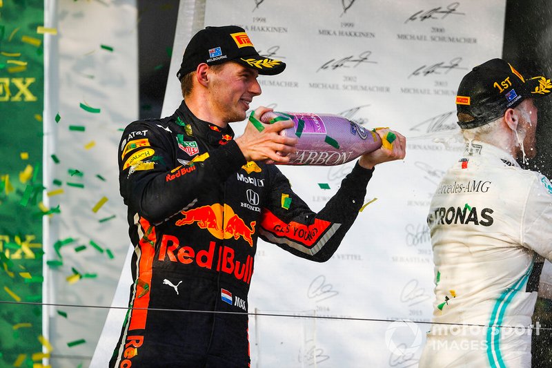 Max Verstappen, Red Bull Racing, terzo, spruzza champagne sul podio