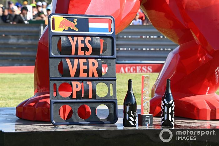 Trofeo y champán en la celebración de la victoria de Red Bull