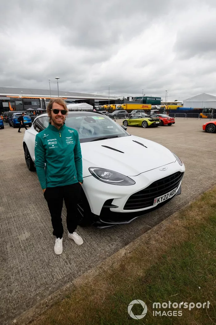 Sebastian Vettel, Aston Martin, llega en un Aston Martin DBX a Silverstone