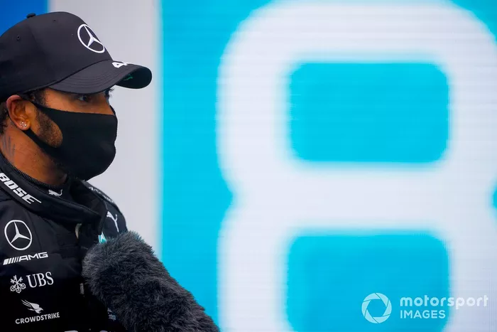 Ganador de la carrera Lewis Hamilton, Mercedes-AMG Petronas F1 en Parc Ferme 