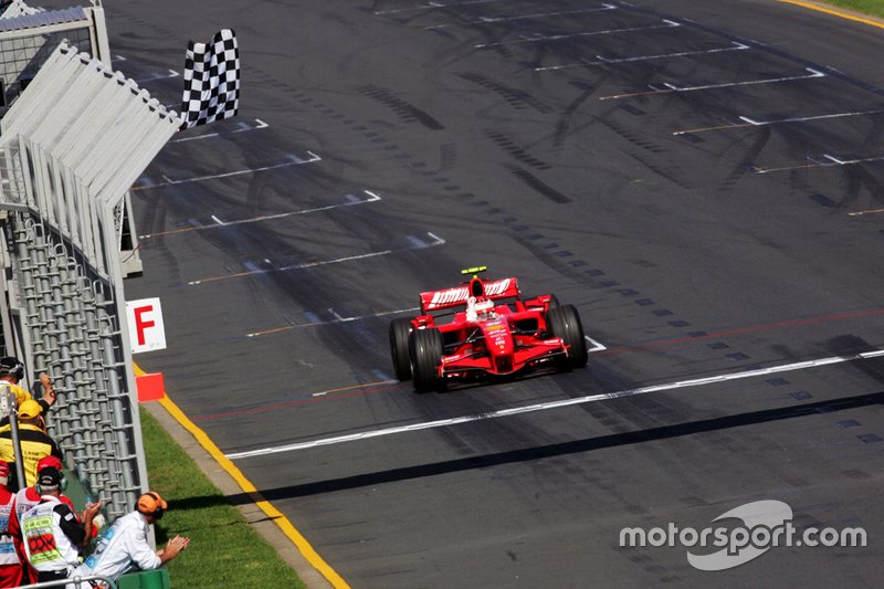 Ganador de la carrera Kimi Raikkonen, Ferrari F2007 se lleva la bandera a cuadros
