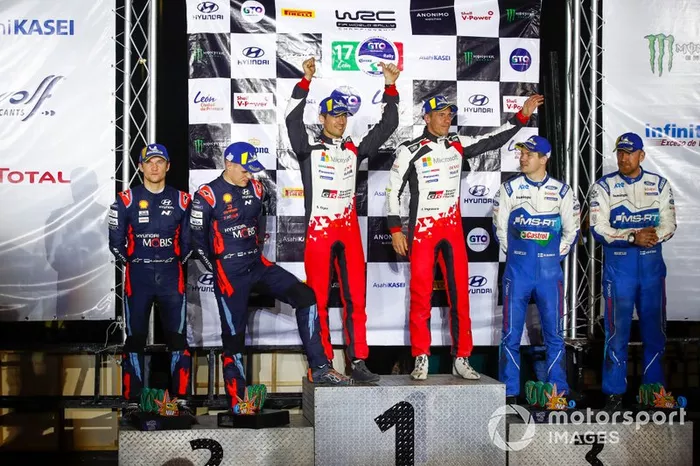 Podio: los ganadores Sébastien Ogier, Julien Ingrassia, Toyota Gazoo Racing WRT Toyota Yaris WRC, segundos Ott Tänak, Martin Järveoja, Hyundai Motorsport Hyundai i20 Coupe WRC, y terceros Teemu Suninen, Jarmo Lehtinen, M-Sport Ford WRT Ford Fiesta WRC