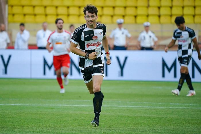 Charles Leclerc durante el partido benéfico en Mónaco