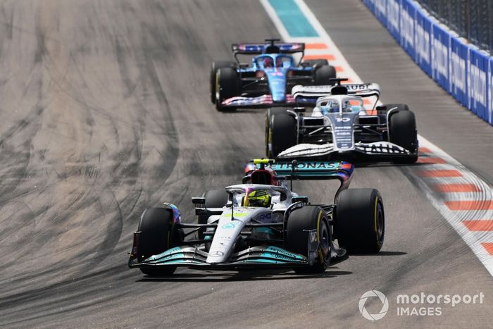 Lewis Hamilton, Mercedes W13, Pierre Gasly, AlphaTauri AT03, Fernando Alonso, Alpine A522
