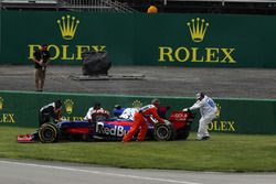 Carlos Sainz Jr., Scuderia Toro Rosso STR12 stops on track in FP1