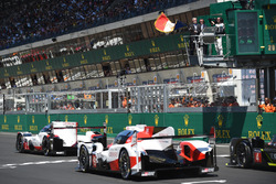 Chase Carey, PDG de la F1 agite le drapeau français pour donner le départ de la course