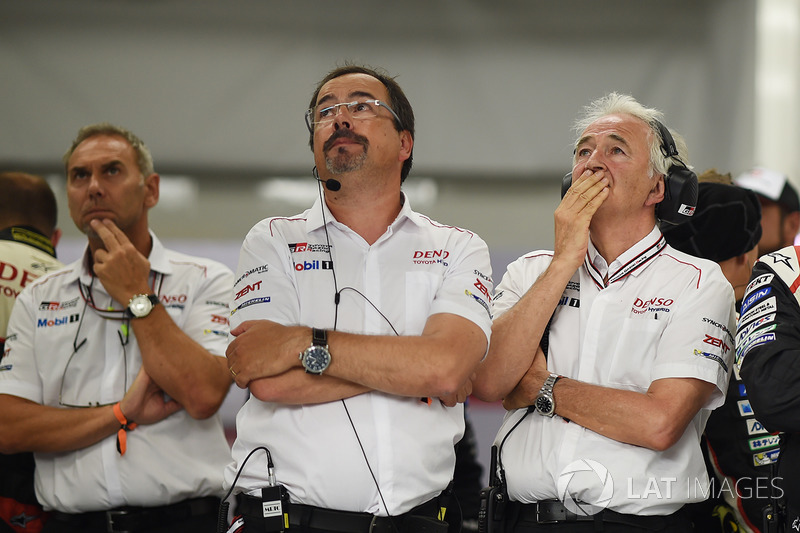 Rob Leupen, Team Manager, Toyota Gazoo Racing, reacción desués de que el #9 se retira con Hugues de 