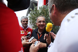Sergio Marchionne, directeur exécutif de Fiat Chrysler, est interviewé aux côtés de Maurizio Arrivabene, Team Principal, Ferrari