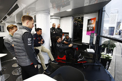 Stoffel Vandoorne, McLaren, volgt Fernando Alonso, McLaren, die op de simulator speelt van het World