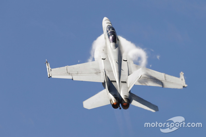 Un avión de la Royal Australian Airforce pasa por el circuito