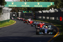 Льюіс Хемілтон, Mercedes AMG F1 W08, лідирує