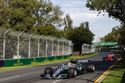 Lewis Hamilton, Mercedes AMG F1 W08, Sebastian Vettel, Ferrari SF70H