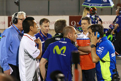 Trimby et les team managers sur la grille lors du départ retardé