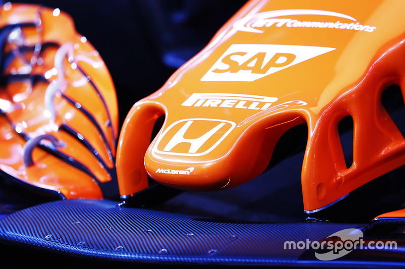Detalle del motor y el logo de Honda en el MCL32
