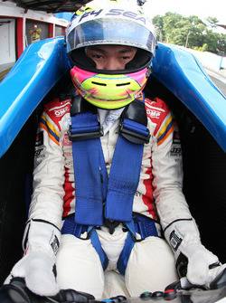 Presley Martono di dalam kokpit mobil