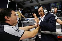 Steve Curnow, Directeur Commercial du Sahara Force India F1 Team et Antonio Perez, père de Sergio Perez, Sahara Force India F1 Team, fêtent la 4e place au classement constructeurs