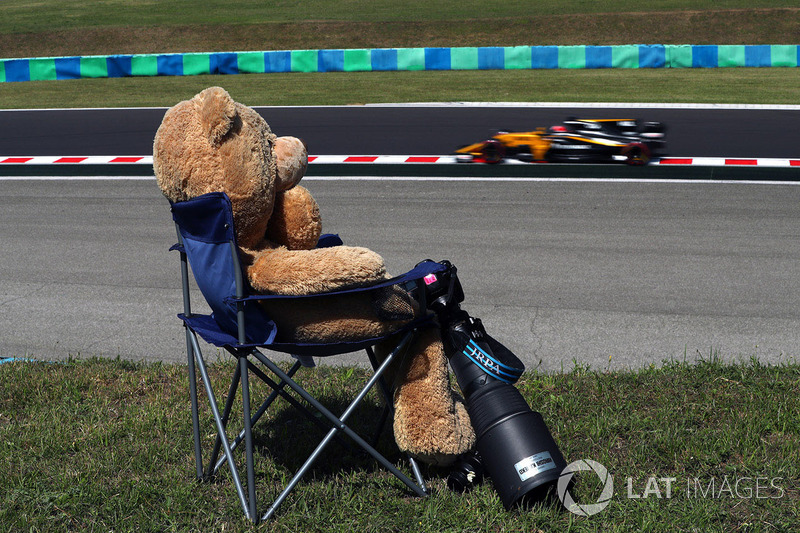 Nico Hulkenberg, Renault Sport F1 Team RS17 and Teddy bear