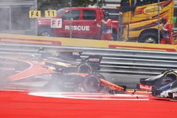 Daniil Kvyat, Scuderia Toro Rosso STR12, collides, Fernando Alonso, McLaren MCL32