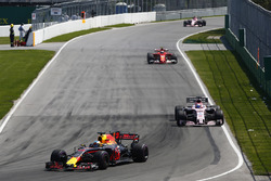 Daniel Ricciardo, Red Bull Racing RB13, Sergio Perez, Sahara Force India F1 VJM10, Kimi Raikkonen, F