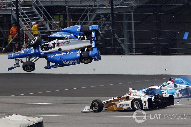 Scott Dixon, Chip Ganassi Racing Honda, Jay Howard, Schmidt Peterson Motorsports Honda involved in a huge crash, Helio Castroneves, Team Penske Chevrolet passes