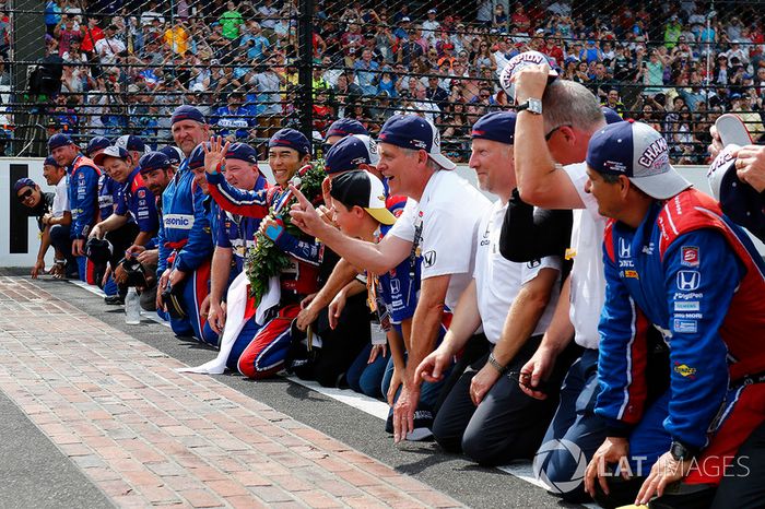 Takuma Sato, Andretti Autosport Honda besa la yarda de  ladrillos con su equipo