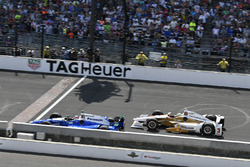 Takuma Sato, Andretti Autosport, Honda; Helio Castroneves, Team Penske, Chevrolet