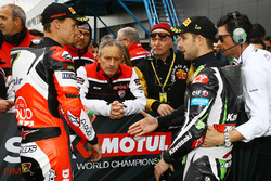 Le poleman Jonathan Rea, Kawasaki Racing, Chaz Davies, Ducati Team dans le Parc Fermé