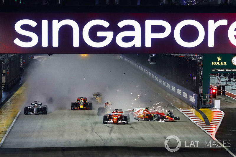 Sebastian Vettel, Ferrari SF70H, Max Verstappen, Red Bull Racing RB13, Kimi Raikkonen, Ferrari SF70H, chocan al inicio de la carrera.