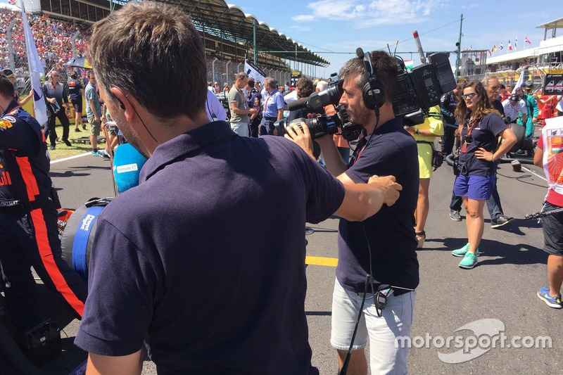 Iker Viana, cámara de televisión de Movistar + F1, y Albert Fábrega, analista y colaborador de Motorsport.com