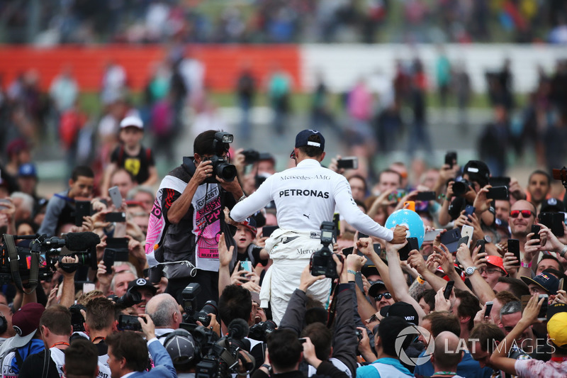 El ganador Lewis Hamilton, Mercedes AMG F1 con los fans