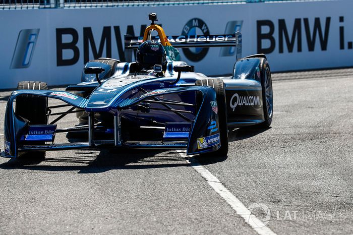 Chris Hemsworth conduce el Formula E car