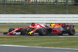 Max Verstappen, Red Bull Racing RB13, Sebastian Vettel, Ferrari SF70H