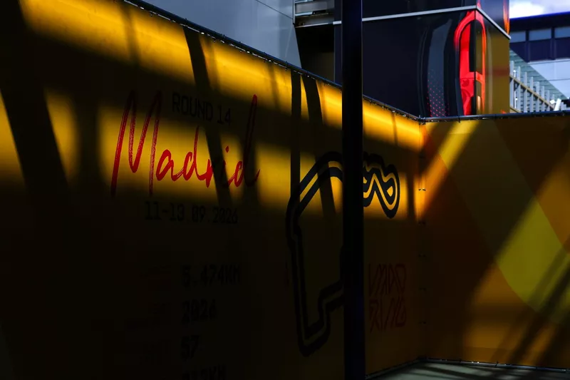Panneaux « Madrid » dans le paddock