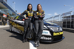 Simona de Silvestro ve Renee Gracie, Harvey Norman Supergirls Nissan