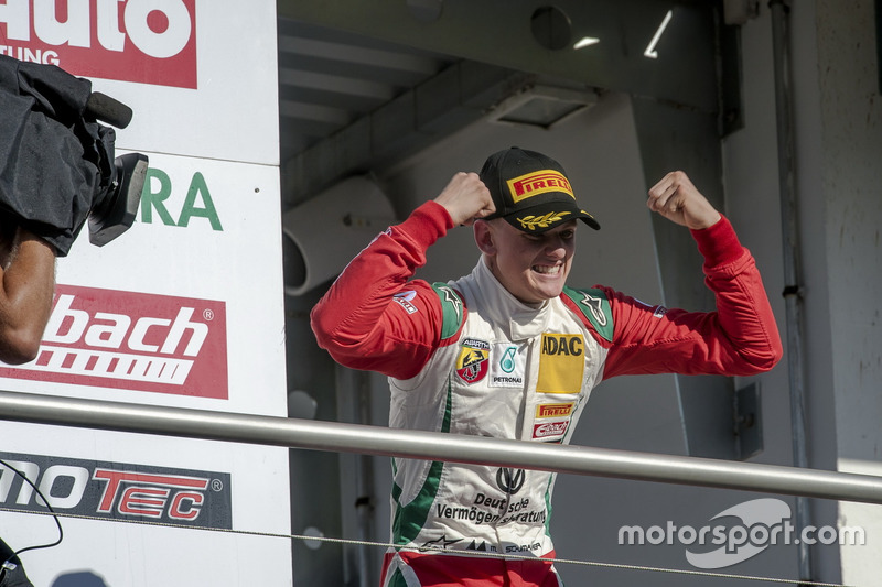 Em 2016, participou das F4 Alemã e Italiana e foi vice-campeão em ambas, somando 10 vitórias nas duas categorias.