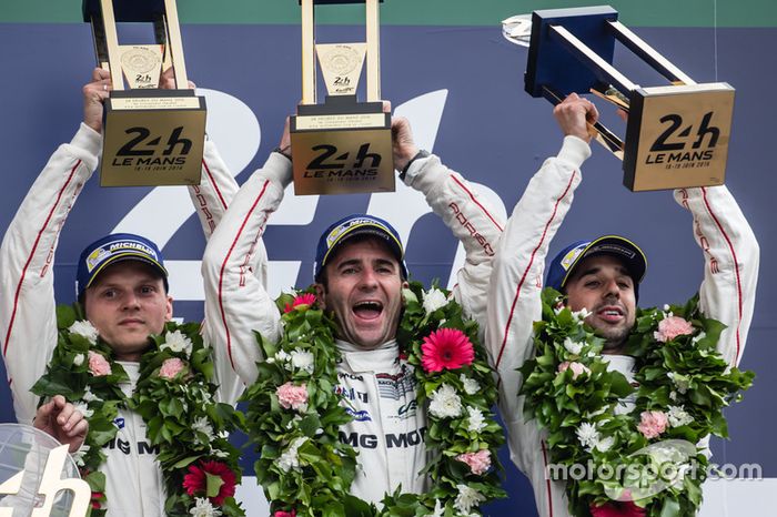 LMP1 podio: clase y los ganadores de la general #2 Porsche Team Porsche 919 Hybrid: Romain Dumas, Neel Jani, Marc Lieb