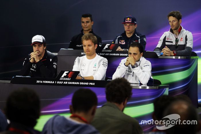 La Conferencia de prensa FIA Pascal Wehrlein, Manor Racing; Max Verstappen, Scuderia Toro Rosso; Romain Grosjean, Haas F1 Team; Fernando Alonso, McLaren; Nico Rosberg, de Mercedes AMG F1; Felipe Massa, Williams