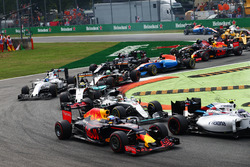 Даніель Ріккардо, Red Bull Racing RB12 та Льюіс Хемілтон, Mercedes AMG F1 W07 Hybrid на старті гонки