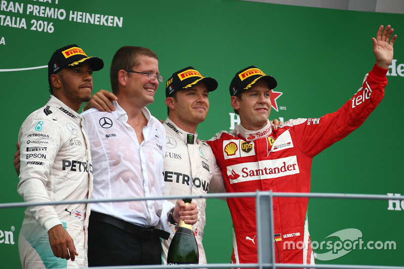 Podio: il vincitore Nico Rosberg, Mercedes AMG Petronas F1 W07, secondo Lewis Hamilton, Mercedes AMG