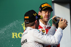Podium: winnaar Nico Rosberg, Mercedes AMG F1 Team viert met champagne