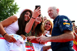 Едріан Ньюї, технічний директор Red Bull Racing з уболівальниками