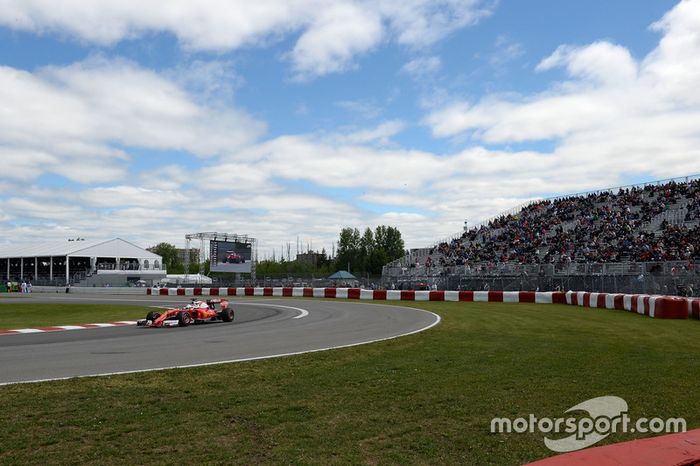 Acelerador moderadamente cravado